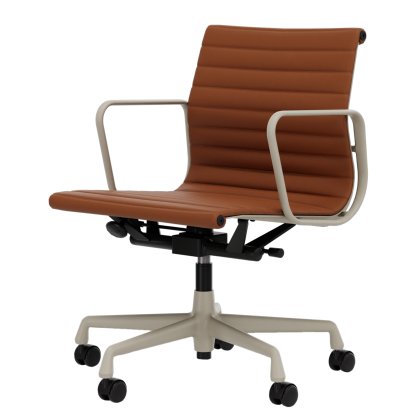 Aluminium Chair EA 117, Aluminium pulverbeschichtet kreidefarben, Leder (Standard), Cognac